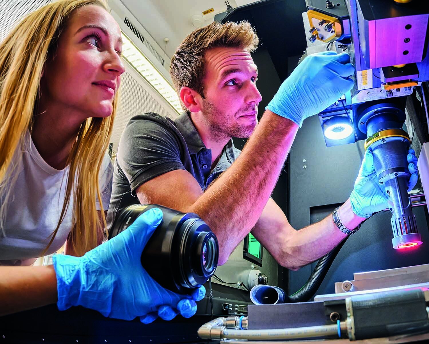 Doktorandin und Doktorand an Laser in Labor im ZeWiS