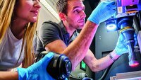 Doktorandin und Doktorand an Laser in Labor im ZeWiS