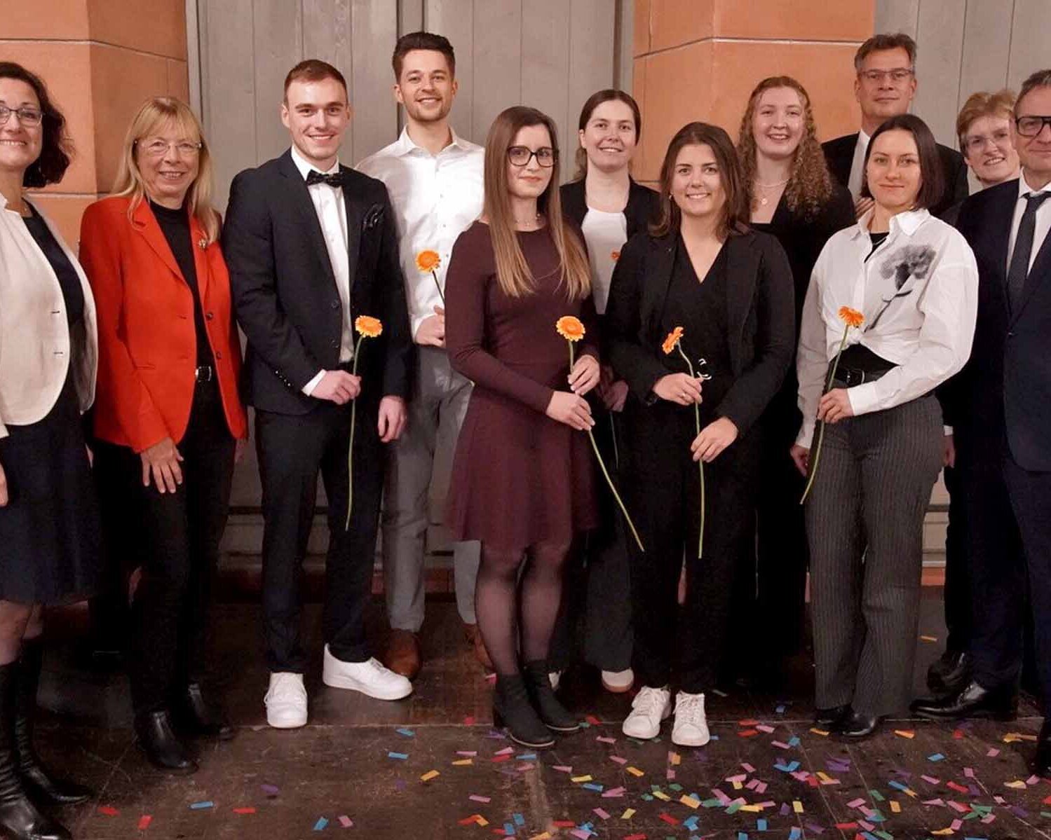 Gruppenbild mit Absolventen, Professoren und Vertretern aus Stadt und Landkreis
