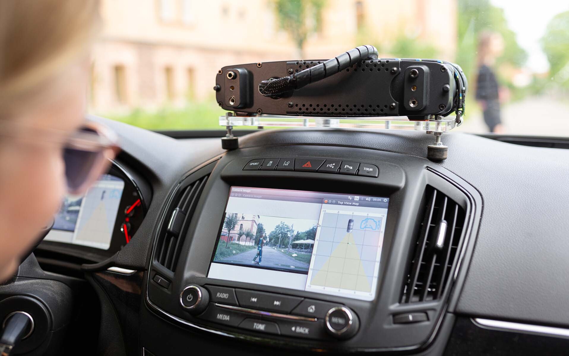 Ein Display in einem Fahrzeug zeigt die Software der Fußgängerabsichtserkennung. 