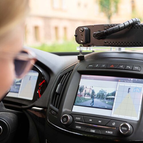 Ein Display in einem Fahrzeug zeigt die Software der Fußgängerabsichtserkennung. 