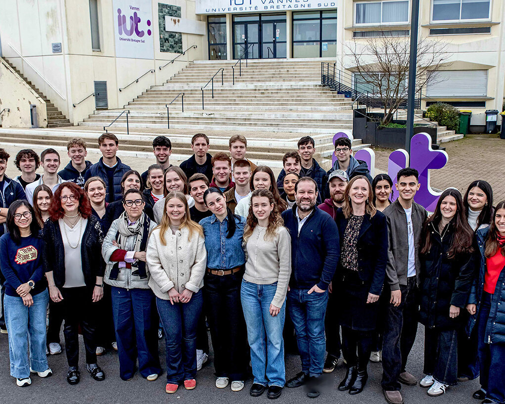 Gruppenfoto mit den Teilnehmenden des BIP vor dem Gebäude der Hochschule in Frankreich