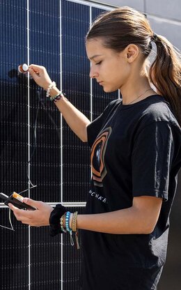 A student at Aschaffenburg UAS measures the radiance of a photovoltaic module