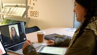 Eine Studentin tauscht sich per Videochat mit ihrer Kommilitonin aus