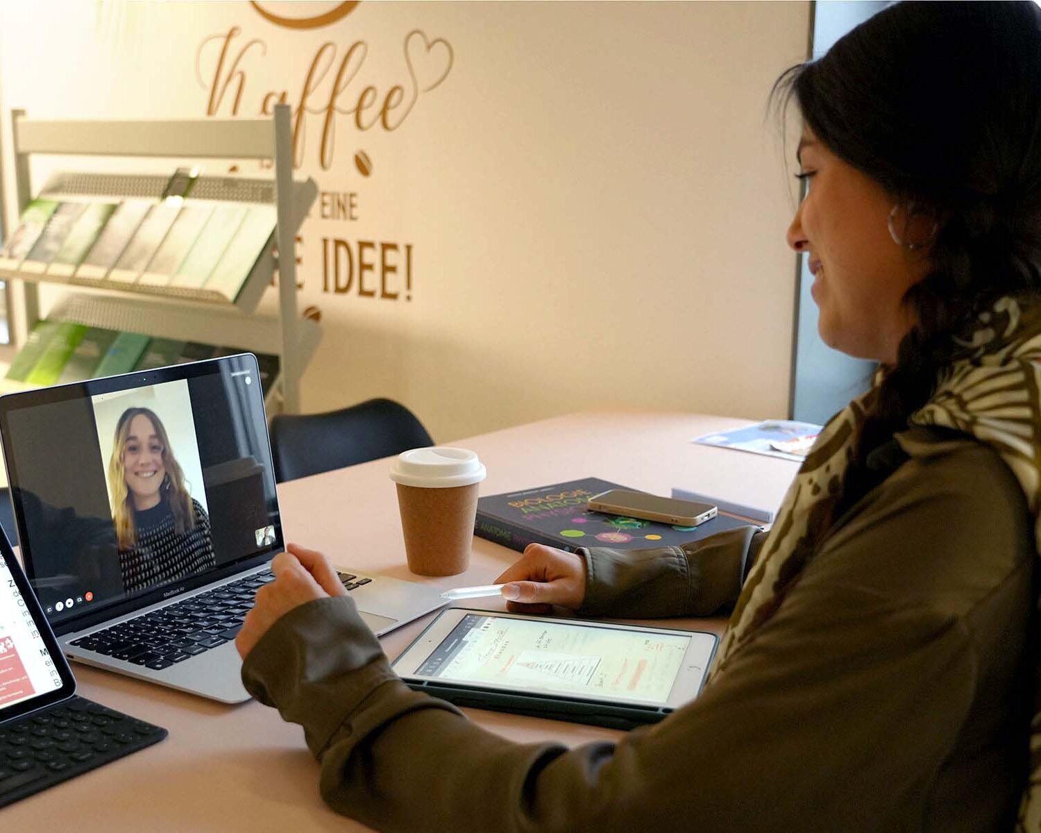 Eine Studentin tauscht sich per Videochat mit ihrer Kommilitonin aus