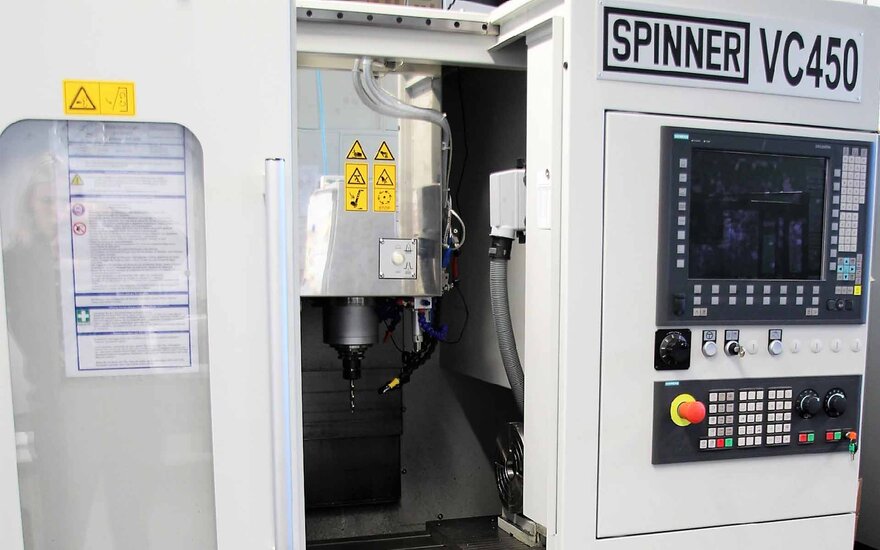 4-Achs CNC-Bearbeitungszentrum Spinner VC450 im Labor für Produktionstechnik.