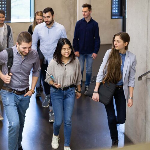 Studierende auf dem Weg zur nächsten Vorlesung im Gebäude 40