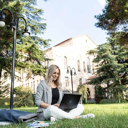 Eine Studentin der TH AB auf dem Campus in Georgien