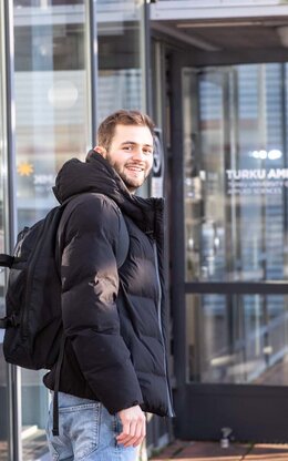 Ein Student der TH AB auf dem Campus in Turku