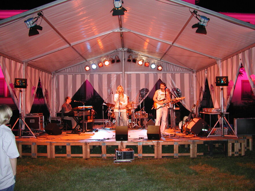 Eine Band auf eine Bühne in einem Festzelt.