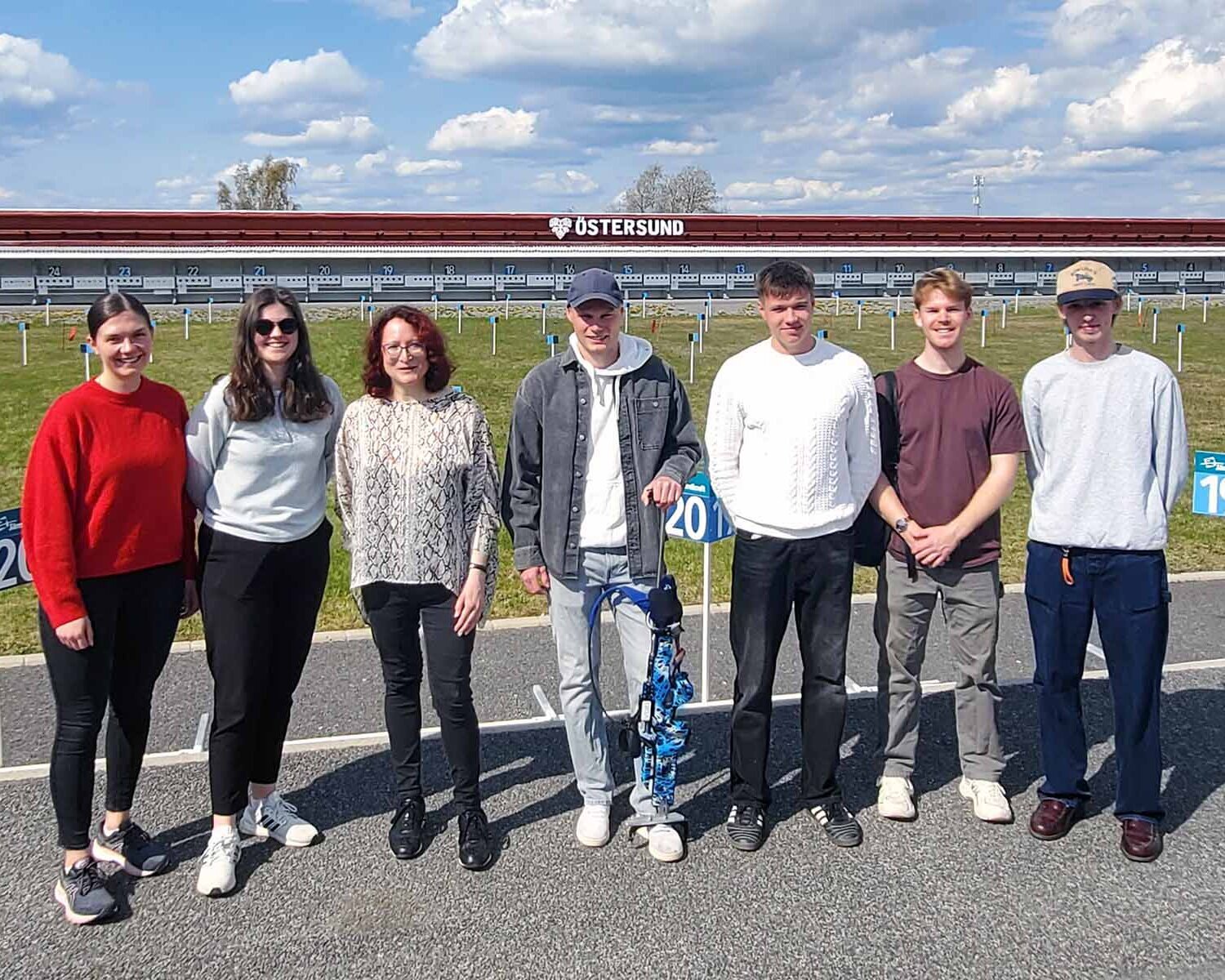 Teilnehmende der "Total Immersion Week" in Schweden mit dem schwedischen Biathleten Henning Sjökvist.