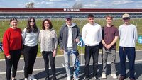 Teilnehmende der "Total Immersion Week" in Schweden mit dem schwedischen Biathleten Henning Sjökvist.