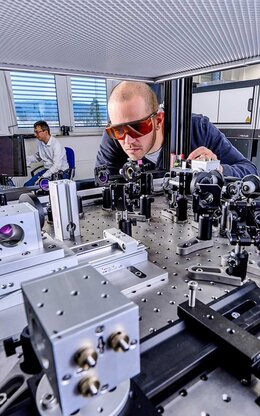 Mitarbeitende während Aufbau und Konzeption von Laserstrahlführung für die Materialbearbeitung am ZeWiS.