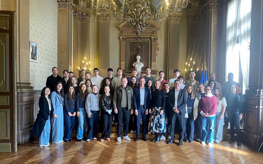 Gruppenbild in einem historischen Saal mit Kronleuchtern