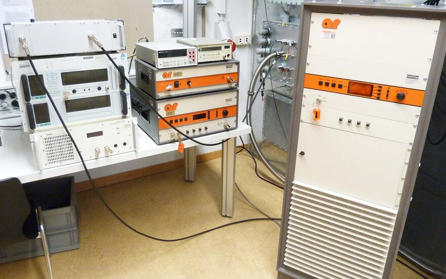 Leistungsverstärker im EMV-Labor.