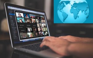 Laptop mit Teilnehmenden der Videokonferenz auf dem Bildschirm und einer Weltkugel im Hintergrund des Bildes