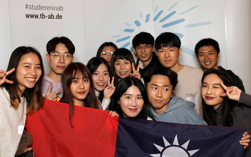 Eine Gruppe von ausländischen Studierenden beim Fotoshooting in der Fotobox