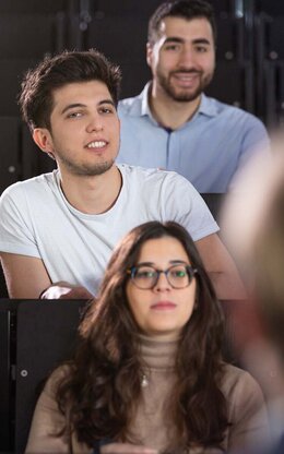 Mehrere Studierende in einem Hörsaal während einer Vorlesung in Frontalansicht