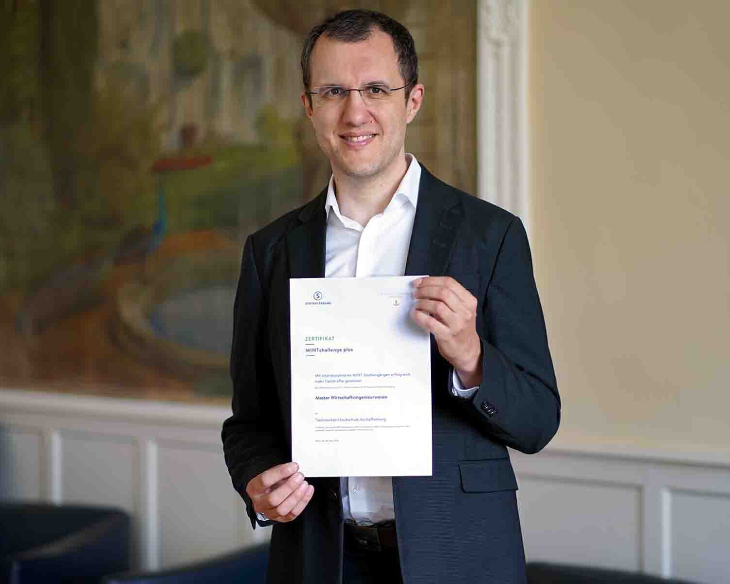 Prof. Dr. Peter Gordon Rötzel mit dem Zertifikat zur MINTchallenge plus