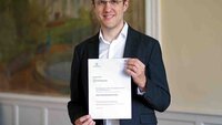 Prof. Dr. Peter Gordon Rötzel mit dem Zertifikat zur MINTchallenge plus