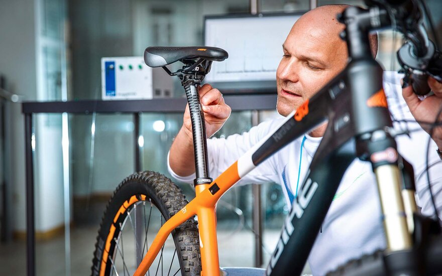 Einbau von Bragg-Sensoren in ein Mountainbike zur Messung der mechanischen Belastungen von CFK-Komponenten während des Fahrens im Labor für Materialtechnologien