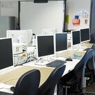 Die Arbeitsplätze im Labor für Embedded Systems.