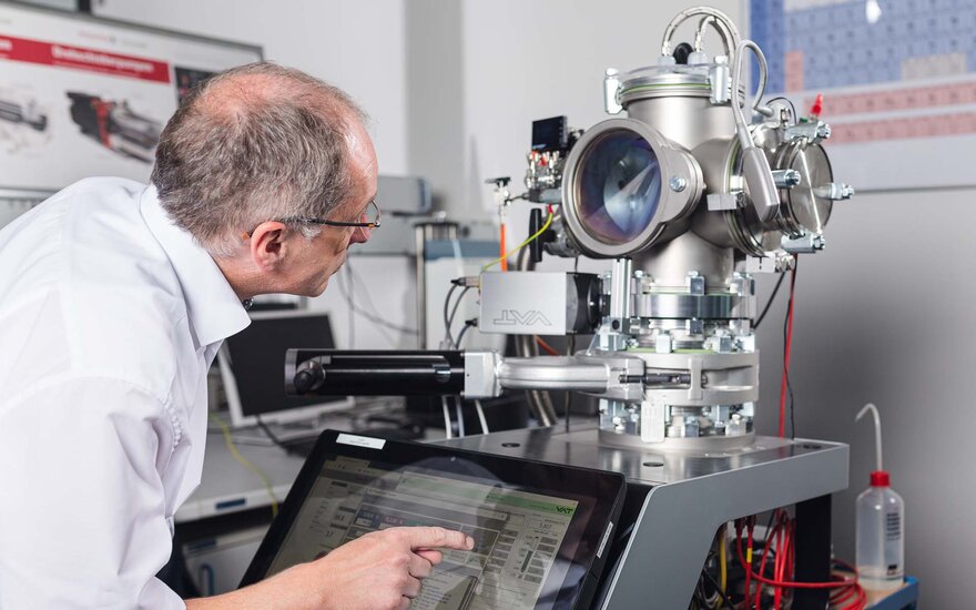 Ein Professor während einer Messung an der Sputteranlage im Labor für Beschichtungstechnik.