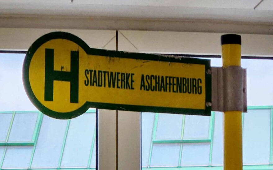 Gelbes Haltestellenschild mit der Aufschrift Stadtwerke Aschaffenburg