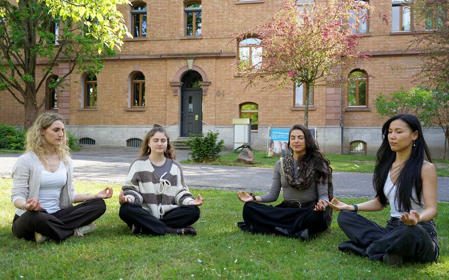 4 junge Frauen praktizieren Yoga und Meditationsübungen.