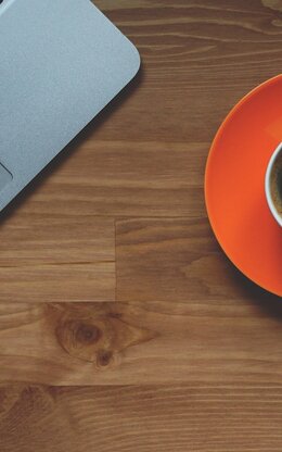 Lernsituation mit Laptop und handschriftlichen Notizen in Detailansicht