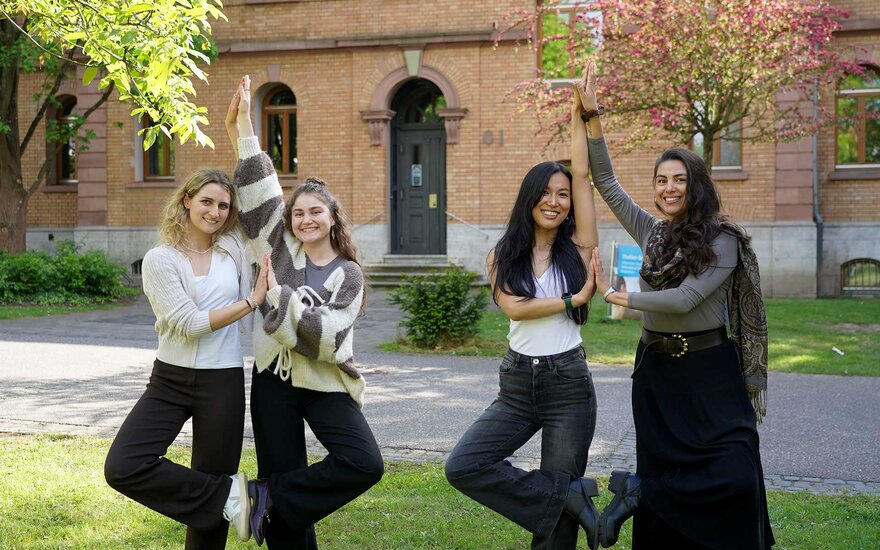 4 junge Frauen praktizieren Yoga und Meditationsübungen.