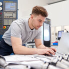 Forschung am Laptop im Labor einer Ingenieurswissenschaftlichen Einrichtung.