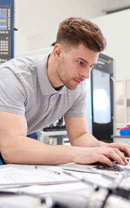 Forschung am Laptop im Labor einer Ingenieurswissenschaftlichen Einrichtung.