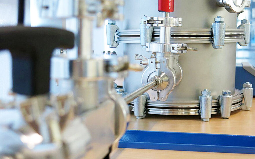 Im Labor für Beschichtungstechnik gibt es diverse Exponate zur Vakuumerzeugung und Druckmessung.