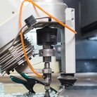 Die 5-Achs CNC-Hochdruck-Wasserstrahlschneidanlage des Labors für Produktionstechnik in Aktion.