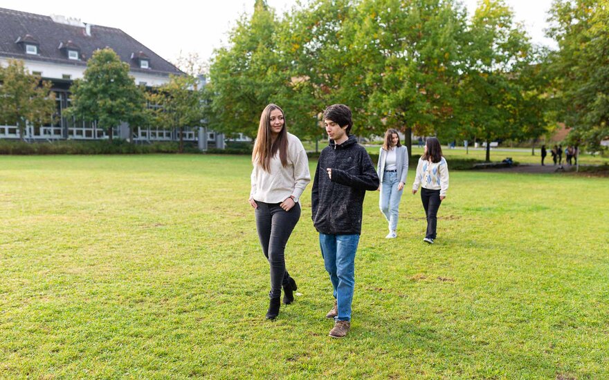 Internationale Austauschstudierende auf dem Campus