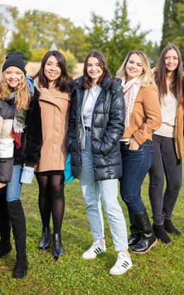 Internationale Austauschstudierende auf dem Campus