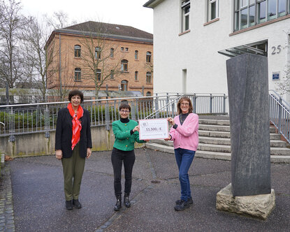 Die Leiterin des Stiftungsamtes Aschaffenburg übergibt die Spende für die TH-Bibliothek an deren Leiterin.