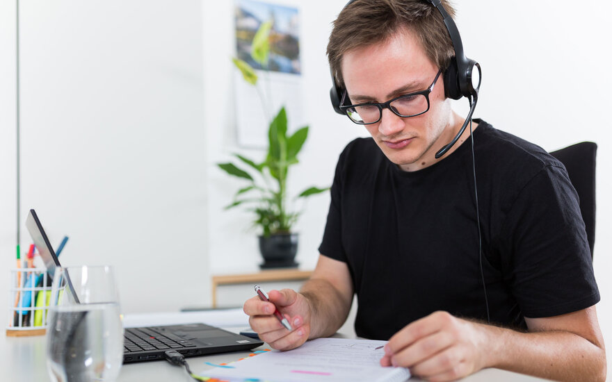 Berufstätiger Studierender beim Blended Learning