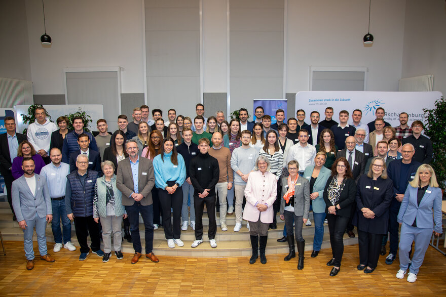 Gruppenfoto der Stipendiatinnen und Stipendiaten mit den Fördernden in der Aula