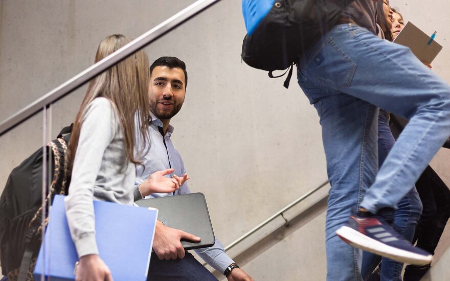 Studierende laufen eine Treppe im Gebäude 40 hoch 