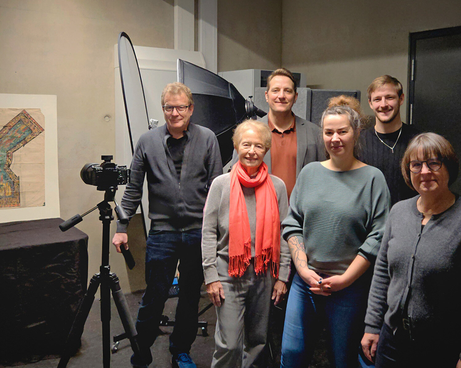 Gruppenfoto mit drei Frauen und drei Männern neben der Kirchner-Skizze und Kamera auf Stativ