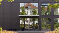 Würfelgebäude am Campus 1 Frontalansicht