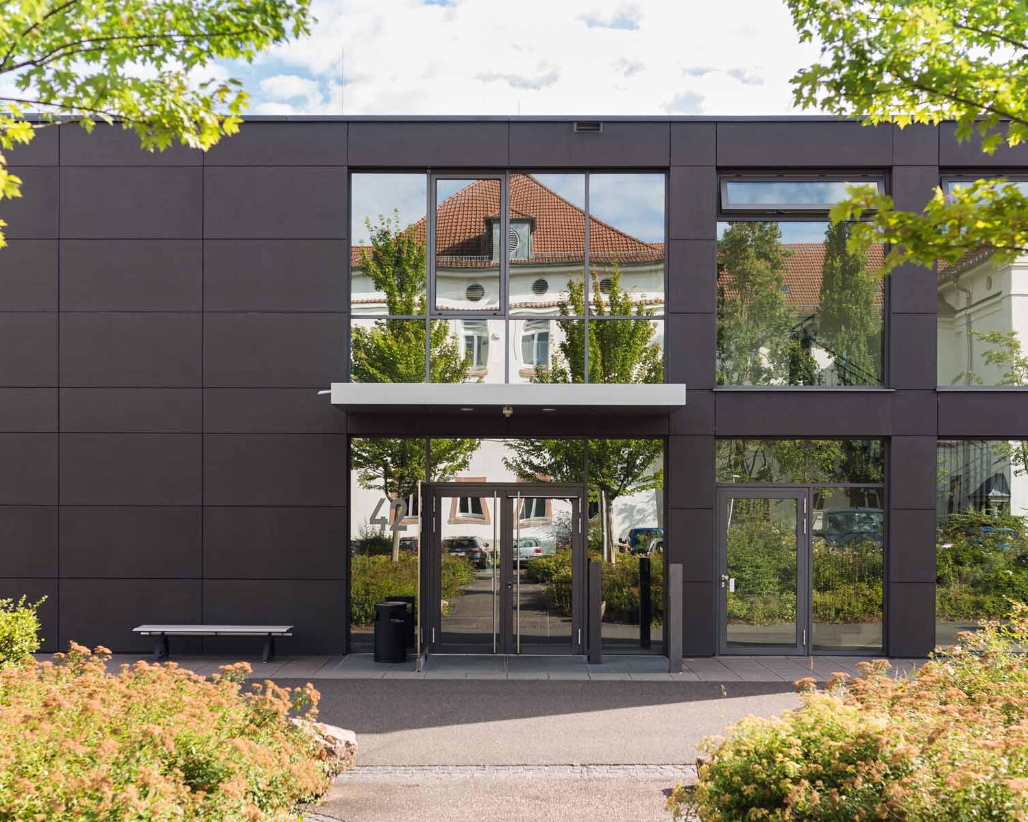 Würfelgebäude am Campus 1 Frontalansicht