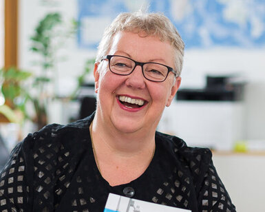 Beraterin Cornelia Böhmer spricht mit Studieninteressierten