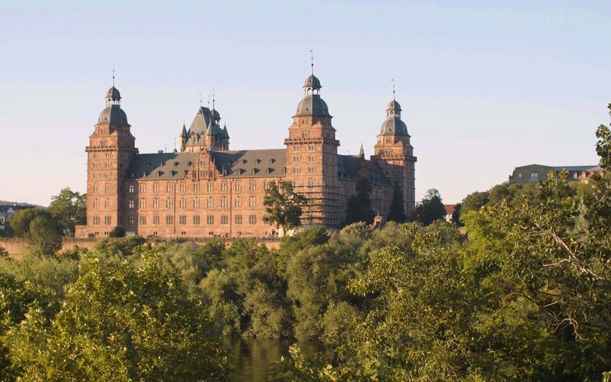 Das historische Schloss Johannisburg in Aschaffenburg im Sommer