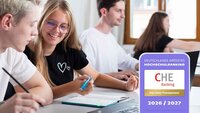 Vier Studierende sitzen vor Laptops an Tischen, Siegel zum Ranking im Vordergrund