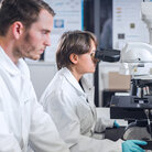 Professorin und Mitarbeiter im BioMems Lab der TH Aschaffenburg.