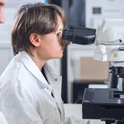 Professorin und Mitarbeiter im BioMems Lab der TH Aschaffenburg.