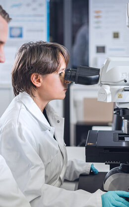 Professorin und Mitarbeiter im BioMems Lab der TH Aschaffenburg.